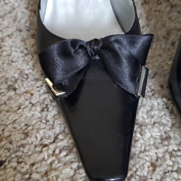 BCBG 8 1/2 black heels - Picture 2 of 11
